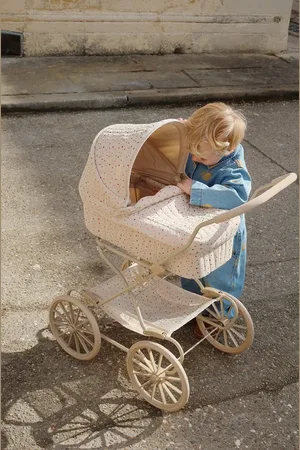 Konges Sløjd Kočárek pro panenky TULLE DOLL PRAM KS102919