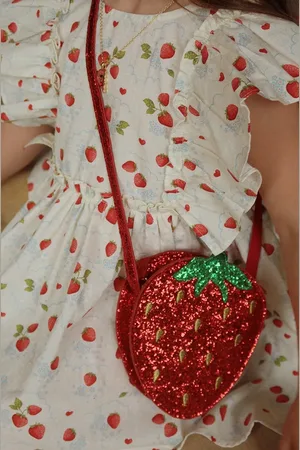 Konges Sløjd Dětská kabelka TUT STRAWBERRY SHOULDER BAG barva, KS102388