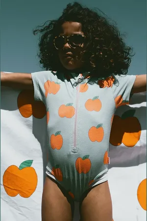 Tiny Cottons Jednodílné dětské plavky APPLES SWIMSUIT barva, SS25-280