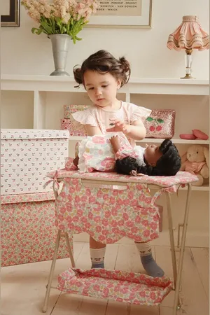 Konges Sløjd Přebalovací pult pro panenky DOLL CHANGING TABLE KS103114