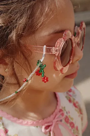 Konges Sløjd Řetízek k dětským slunečním brýlým SUNGLASSES BEAD CHAIN CHERRY více barev, KS102829