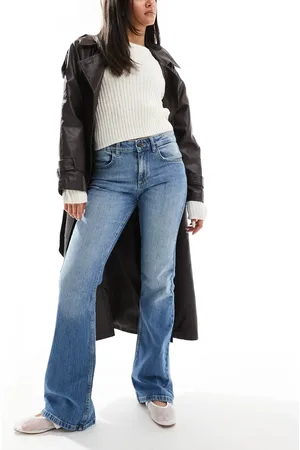Pull&Bear Low rise bootcut jean in authentic mid wash