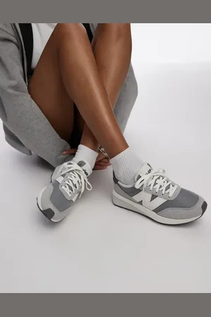 New Balance 370 trainers in light