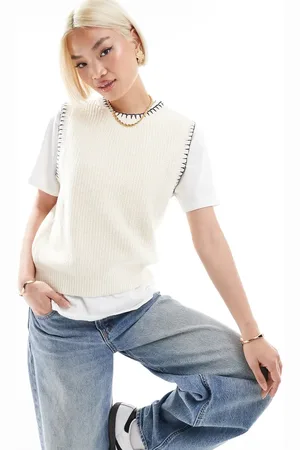VERO MODA Sleeveless knitted top with contrast stitch trim in cream