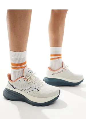 Saucony Hurricane 24 running trainers in vanilla and dusk
