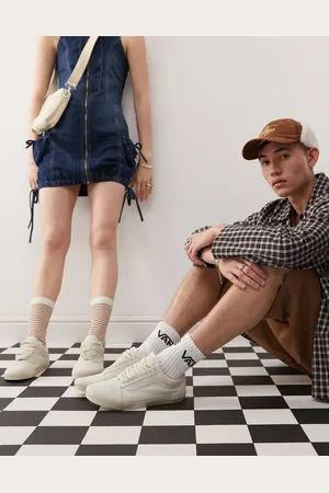 Vans Old Skool trainers with oversized laces in off