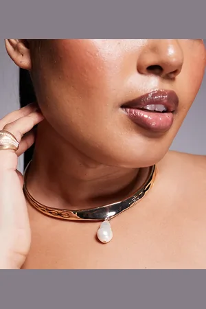 ASOS ASOS DESIGN Curve torque choker with faux pearl design in tone