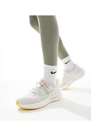 Nike Interact Run trainers in and white