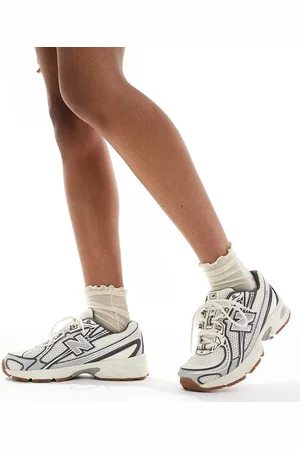 New Balance 740 trainers in beige and grey - Exclusive to ASOS
