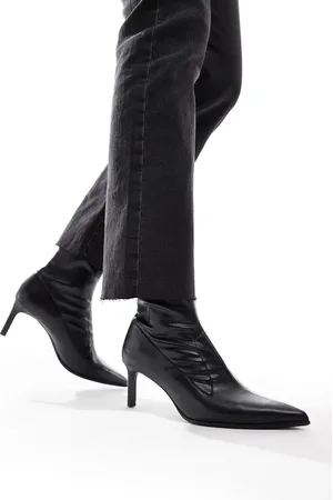 Bershka Pointed toe kitten heeled ankle boots in