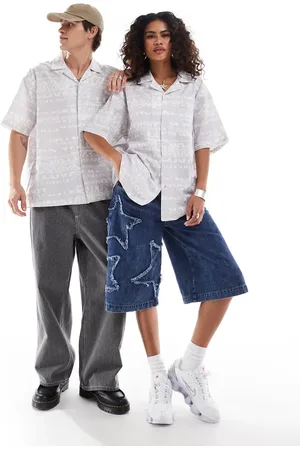 COLLUSION Unisex cotton woven revere shirt in news print - LGREY