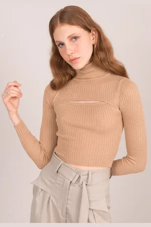 Fashionhunters BSL Camel žebrovaný rolák s výřezem