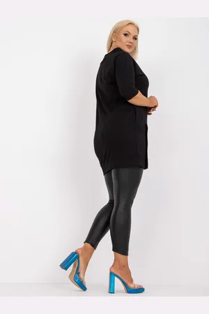 Fashionhunters Černá hladká tunika plus size s mašlí