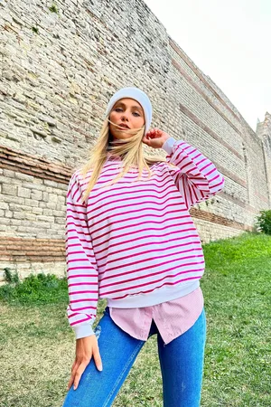 Trend Alacati stili Dámská fuchsiově-bílá pruhovaná sezónní oversized mikina s kulatým výstřihem