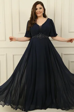 By Saygı Saygı Plus Size dlouhé šifonové šaty s výstřihem do V, korálkovým pasem, drapovaným a podšitým předním i zadním dílem.