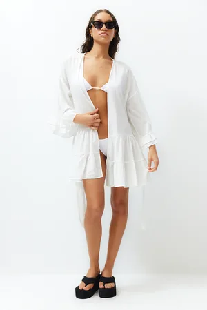 Trendyol Bílý mini tkaný kimono a kaftan s páskem a volánky
