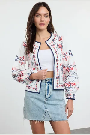 Trendyol White Embroidered Crew Neck Crop Woven Jacket