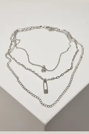 Urban classics Vrstvený náhrdelník s amuletem stříbrné barvy