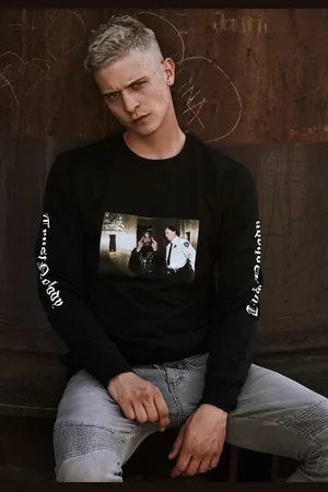 Merchcode Tupac Trust Nobody Crewneck černý