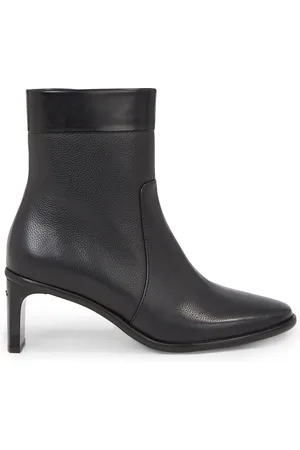 Calvin Klein Polokozačky Curved Stil Ankle Boot 55 HW0HW01889