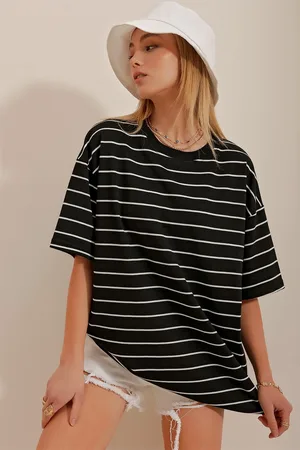 Trend Alacati stili Dámské černé pruhované oversized tričko s kulatým výstřihem