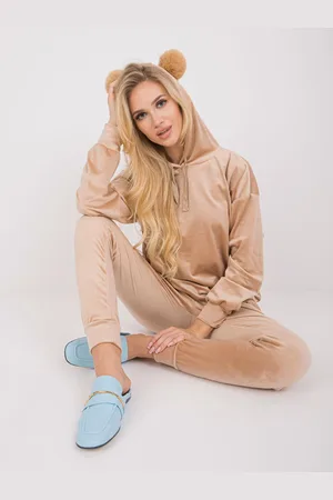 Fancy Model je na fotce XS/S. Výška modelky 178 cm, váha 58 kg. Boky 90 cm, pas 62 cm, hrudník 82 cm.