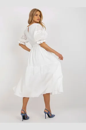 Fashionhunters Ecru mušelínové oversize šaty s volánem a páskem