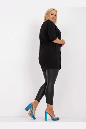 Fashionhunters Černá hladká tunika plus size s mašlí