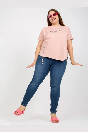 Fashionhunters Prašně růžové tričko plus velikosti s textem a aplikací