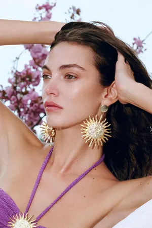 Trendyol Náušnice X Zeynep Tosun se zlatou a sluneční figurou