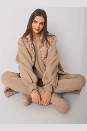 Fashionhunters Tmavě béžová třídílná souprava s vestou Minneola