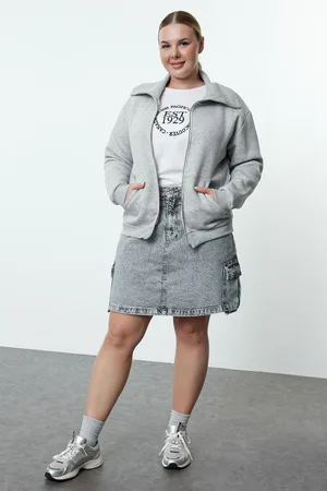 Trendyol Curve Gray Regular Fit Zippered Kangaroo Pocket Sweatshirt with Sewing Detail on Shoulders