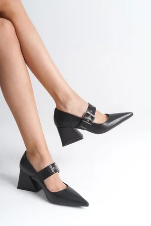 Capone Outfitters Pointed Toe Medium Heel Metal Buckle Women