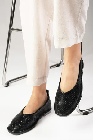 Mio Gusto Black Color Soft Sole Oval Toe Women