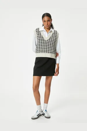 Koton Sleeveless Knitted Sweater V-Neck Houndstooth Patterned
