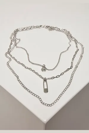 Urban classics Vrstvený náhrdelník s amuletem stříbrné barvy