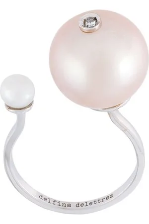 DELFINA DELETTREZ Pearl piercing