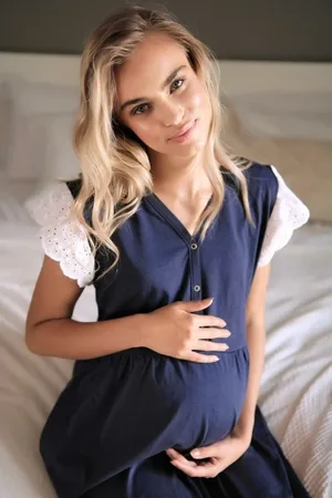 Doctor Nap Tmavě modrá těhotenská košile z organické bavlny a s krajkou