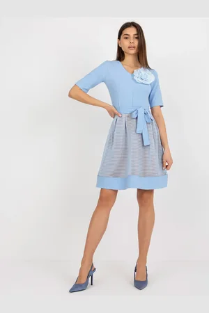 Basics from Amsterdam Světle modré koktejlové šaty s páskem a květinovou ozdobou LK-SK-506551.76P-light blue
