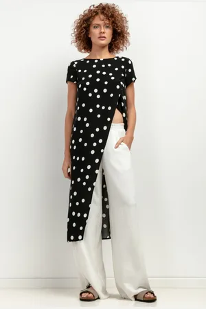 Tessita Černá dámská halenka s asymetrickým střihem a bílými puntíky T410 - white dots Rozmiar: 3XL