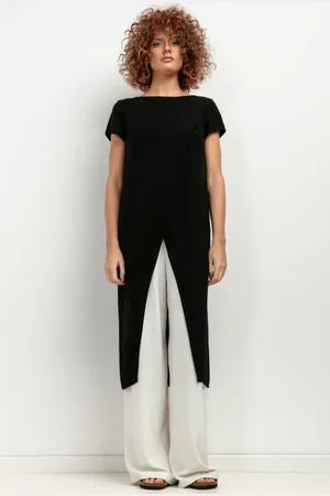 Tessita Černá dámská viskózová halenka s vysokým rozparkem T405 - black Rozmiar: 3XL