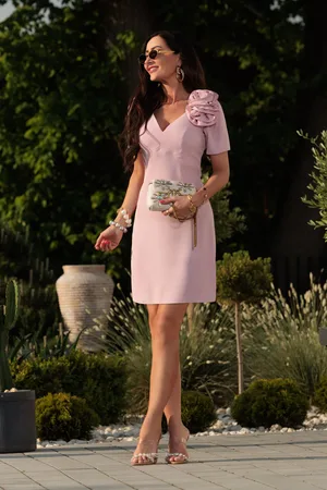 Mia Dresses Starorůžové krátké šaty s růžemi