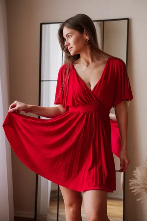Mia Dresses Červené krátké šaty s volnými rukávy