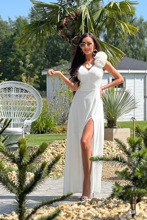 Mia Dresses Bílé společenské šaty s růžemi