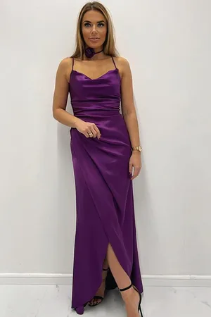Mia Dresses Tmavě fialové lesklé šaty s rozparkem