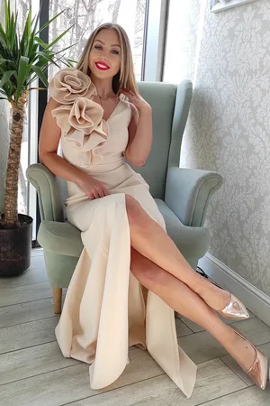 Mia Dresses Béžové společenské šaty s růžemi