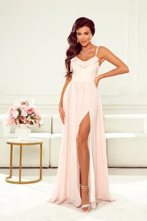 Mia Dresses Světle růžové šifonové šaty s rozparkem a volánky