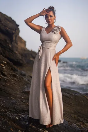 Mia Dresses Béžové třpytivé šaty s růžemi