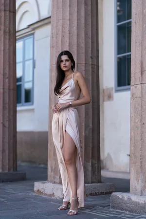 Mia Dresses Poškozené zboží - Zlaté saténové šaty s odhalenými zády