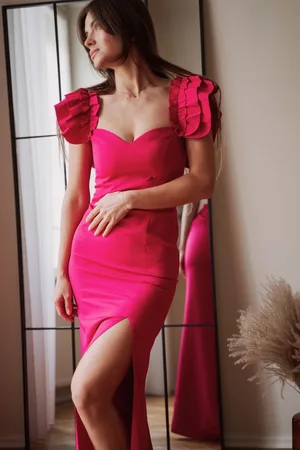 Mia Dresses Cyklamenové přiléhavé šaty s volánkovými rukávy